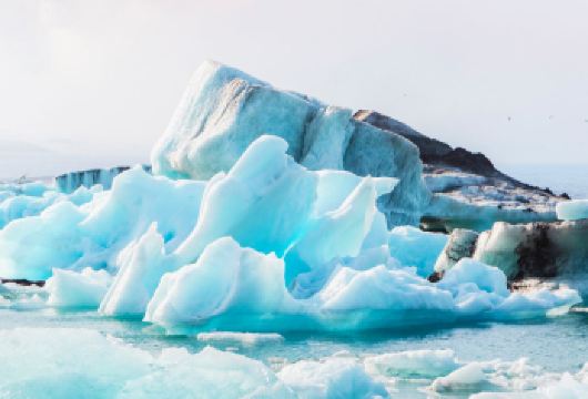 冰岛冰河湖+钻石沙滩+南岸维克镇黑沙滩中文团一日游可选接送【探访Stjórnarfoss瀑布，欣赏独特对称形态的自然奇观。】