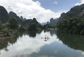 尊享漓江四星级游船票及阳朔探索之旅，畅游桂林【乘坐私人四星级游轮畅游漓江，欣赏喀斯特地貌和静谧水面的壮丽景色。 探索迷人的阳朔小镇，一个历史与自然和谐共存的地方。漫步于古老的街道，参观传统的村庄。 跟随私人导游探索阳朔乡村，导游会根据您的兴趣定制路线。】