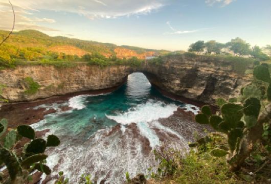 西努沙佩尼达私人日游（含午餐及下午茶）——萨努尔港集合【欣赏标志性的霸王龙形状海岸线那令人叹为观止的悬崖景观。 惊叹于历经数百年海浪轻柔雕琢而成的天然岩层与清澈见底的潮汐池。 手捧一杯热饮，享受海边宁静时光——这是返程前放松身心的**方式。】