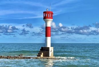 广西防城港东兴国门+怪石滩+万尾金滩+白浪滩一日游可英文服务【可提供英文及小语种导游服务-往返接送-可选导游-可代订门票】