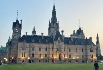 渥太华国会大楼+加拿大自然博物馆+拜沃德市场+里多运河一日游【哥特复兴式建筑，和平塔庄严，百年圣火，活动丰富】