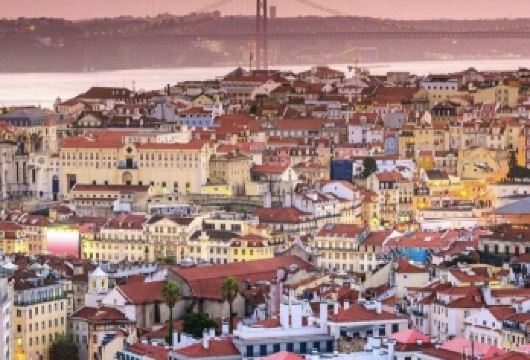 葡萄牙里斯本【包车一日游】文艺风情线｜光影老城与观景台之旅【专属包车服务，免除您凌晨拼车、长时间等待的困扰。专业司机熟悉路线，安全舒适，让您将全部精力专注于感受】