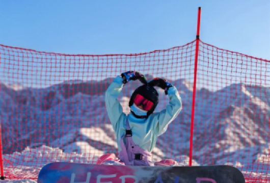 乌鲁木齐白云滑雪场一日游【滑雪赏雪·领队跟车·新手无忧订】【随车配备滑雪大神领队，玩的放心，玩的开心！】