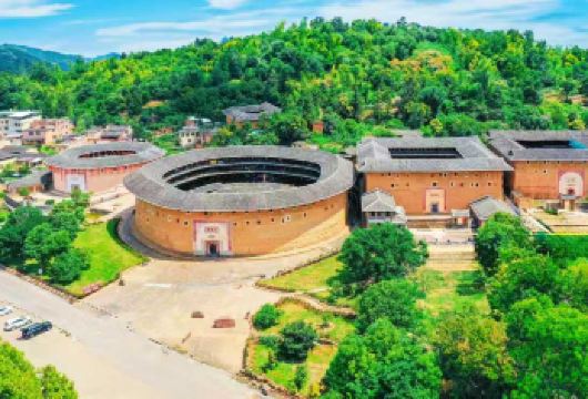 永定土楼王景区+南靖云水谣景区一日游8人VIP小团双景区连玩【《春节福利》春节期间双景区安排讲解员，确保行程合理安排，避免团队走散】