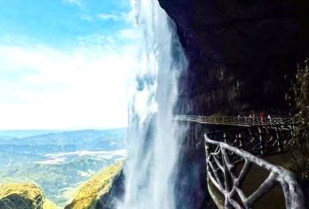 瓦屋山风景区一日游【观瀑布 . 赏云海 . 觅萌宠】【全程无购物店，亲子玩水.避暑，尽情享受旅途美景；】