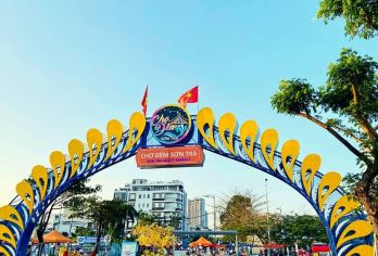 岘港夜生活体验之旅【在岘港*高的屋顶酒吧享用一杯鸡尾酒，开启美好的夜晚，同时欣赏城市和大海令人叹为观止的日落美景。 漫步于热闹非凡的夜市，品尝美味的街头小吃，选购手工礼品，感受当地居民的热情活力。 沿着汉江缓缓漂流，拍摄岘港璀璨夺目的桥梁——包括喷火的龙桥！】