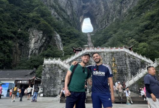 天门山与最长玻璃桥一日精彩包团游【在玻璃桥上体验惊险刺激，同时饱览大峡谷全景 乘坐全球最长的缆车，尽览壮丽山景。 私人车辆及专属英语导游服务】