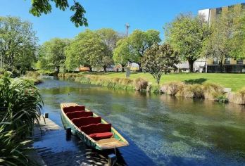 基督城国际南极中心+博物馆+雅芳河泛舟+塔玛基民俗村一日游【模拟风暴与冰雪体验，企鹅互动，4D 影院，极地车巡游。】