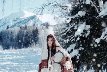 新疆伊犁库尔德宁森旅1日游【闯入童话世界-雪岭云杉森林】【[核心优势]伊犁本地老牌子旅行社∣2-6人纯玩小团∣七座商务旅游车全程不换车∣市区免费接送；】