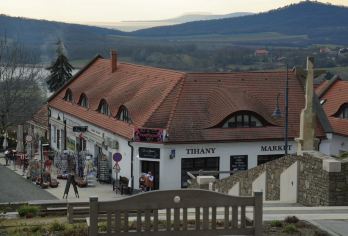 匈牙利私藏｜蒂豪尼渔村+草药园+冰湖风光包车一日游【亮点1：冬季巴拉顿湖冰封秘境，拜访渔民家听冰钓故事，感受本地真实生活】