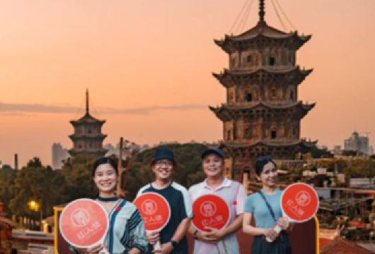 泉州开元寺精讲解丨特邀本土人气主讲人讲述当地人文、历史、故事【特邀本土人气主讲人为远道而来的客人，讲述当地人文、历史、故事，谈论古城美事。】