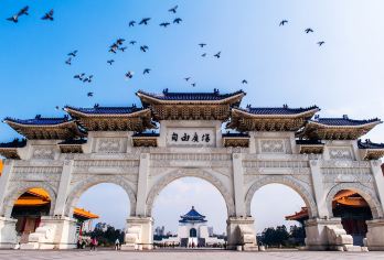 台北故宫博物院+龙山寺+中正纪念堂+台北101一日活动【深入探索台北代表地标与古迹，从故宫到中正纪念堂，一日饱览文化精华。】