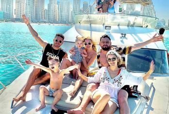 迪拜豪华游艇散拼/棕榈岛出海/含软饮餐食/晨光之旅/浪漫日落【多尺寸豪华游艇可选，多套餐可选满足您的多种需求经验丰富的驾驶员将带您一览迪拜黄昏的迷人海上风光】