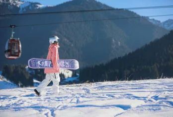 新疆丝绸之路山地度假区滑雪场一日游【滑雪＋纯玩无购物】【[初来可选]西北地区设施完备的雪场，含专用雪板雪鞋，可选单板或双板；】
