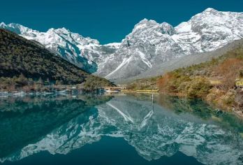 丽江玉龙雪山景区：蓝月谷一日游（赠：简餐）【（精选线路）品质线路，蓝月谷一日游，全程用车无缝接送、为您带来舒适的旅行体验。】