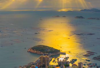 福州奇达村+旗冠顶+网红沙滩一日游【私家团独立成团】【私人定制的VIP包车服务价格透明，家人般的接待2-6人精致小团专属服务，您的满意度我们 放在第一位!】