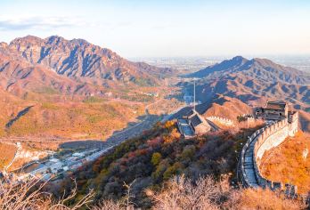 居庸关长城门票：轻松在线预订【提前门票通常可以让你免去排长门票的烦恼。这意味着你有更多时间游览景点，减少等待时间。 使用电子票或凭证，您可以快速走快速通道入场，无需在入口处长时间等待验证。 提前购买门票，您就可以自行游览景点，完全掌控自己的时间。】