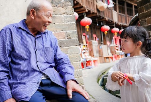 【亲子特惠游大小团】南靖云水谣古镇+永定福建土楼王景区一日游【[高空景观·视觉盛宴]登楼俯瞰全景，漫步云水谣古道，打卡怀远楼，解锁闽南风情，收获难忘旅途记忆】