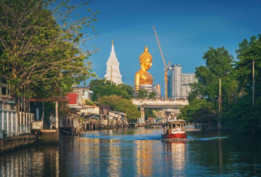 隐秘吞武里步行之旅：长尾船体验、街头美食与运河生活【本地美食之旅：探索传奇的塔叻普路，曼谷*古老的美食街区之一，品尝地道街头小吃。 私人长尾船之旅：畅游宁静的吞武里运河，领略数十年来未曾改变的传统生活方式。 巨型佛像：从**水上观景点欣赏水门寺69米高的金色大佛，令人叹为观止。】