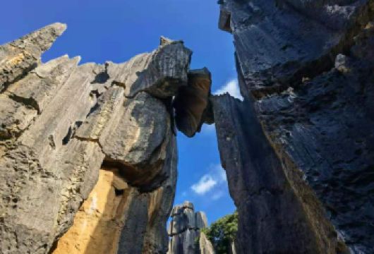 石林风景区+九乡一日游【7人内高奢小团+二环上门接送+全含】【[VIP高奢小团]专业地接，轻松休闲旅行，无任何隐形消费，纯玩无购物，昆明市区二环内上门接送】