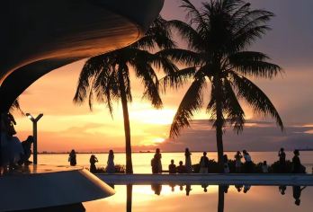 海口云洞图书馆+西秀海滩+世纪大桥公园包车一日游-可英文服务【云洞图书馆，海边的梦幻之境，邂逅诗意与浪漫】