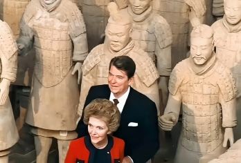 西安私人定制一日游：兵马俑和**城市景点【定制行程：一天内完成西安**景点清单 持证英语导游：无语言障碍 免费酒店接送服务】