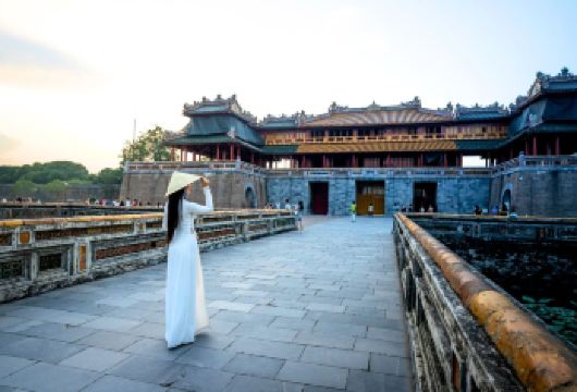 从岘港/会安出发的顺化一日游：皇城+宝塔+皇陵【参观皇城、天姥寺和阮朝皇家陵墓等标志性景点——这些景点均被联合国教科文组织列为世界遗产，历史悠久。 从岘港或会安前往顺化，途经海云关和令人惊叹的郎姑湖等著名地标，欣赏令人惊叹的海岸风光 选择英语或日语导游，深入了解顺化丰富的历史和文化。】