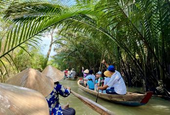湄公河三角洲一日游【通过湄公河三角洲探索越南南部的美景。 沿着湄公河航行，沉浸在渔村、高脚屋和茂盛稻田的如画风景中。 参与各种令人愉快的体验，例如穿越猴桥、骑自行车穿过乡村小路，或者只是在吊床上放松身心。】
