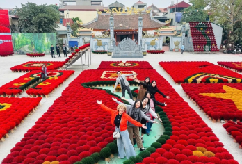 广富桥香炉村、制帽及漆艺手工艺之旅【亲手制作漆器——向河泰村的当地工匠学习，体验越南籍传统漆器制作技艺。 自己动手绘制圆锥形帽——参观拥有 300 年历史的帽子村，并享用女工匠烹制的家常午餐。 在香料村拍摄照片——捕捉惊艳的色彩，探索广富桥*大的香料工厂。】