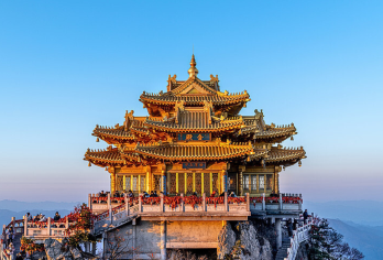 洛阳老君山一日游【15人团】上门接送/导游陪爬/送登山大礼包【[自由度高]一团最多15人，人少更自由。导游全程陪同上山。】