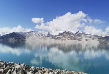 喀什—奥依塔克红山谷—帕米尔高原—白沙湖【10小时VIP服务，丰富的文化体验，仙境般的自然景观。】