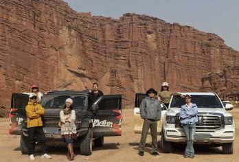 新疆托木尔大峡谷 2~4人越野车纯玩一日游【赠送无人机航拍】【[景点打卡]5A级景区，全程领略西部丹霞风光，领队全陪全程航拍服务】