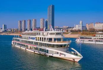 宜昌两坝一峡一日游 赏三峡 探秘两大水利枢纽含门票 + 导览【[缤纷景点]乘交运两坝一峡游船，沿途赏西陵峡美景，过葛洲坝船闸，体验游船升降!感受大国重器的雄伟壮观】