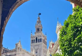 西班牙塞维利亚市区-王宫-大教堂-斗牛场-黄金塔-包车-精选【专属客服和本地中文司机，一家一团包车】