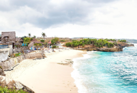 水上运动与蓝梦岛之旅——热带风情游【享受水上运动和努沙兰彭坎岛的欢乐之旅。包含海底漫步、浮潜、独木舟、香蕉船和甜甜圈船活动，还有放松休闲的时光。 蓝梦岛之旅：黄桥、恶魔的眼泪与梦幻海滩。 将水上运动与努沙兰彭岸岛之旅相结合，体验冒险与放松的完美融合。尽情享受海底漫步、浮潜、独木舟、香蕉船和甜甜圈船的乐趣。】