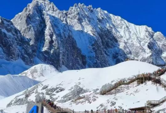 丽江至玉龙雪山直通车【可选往返+乘务员一路讲解】【车上配备氧气+防寒服（一车一洗），可自愿自费选择】