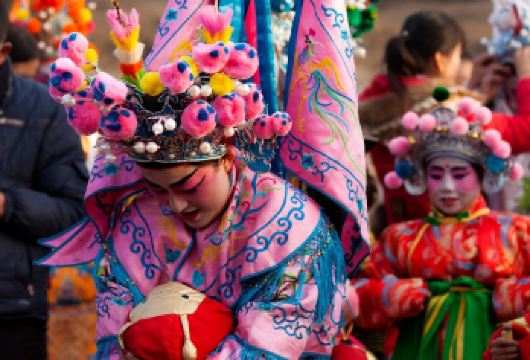 一日尽览中国年味核心：沉浸式体验宝鸡社火巡游【体验地道中国年：一场红灯笼、喧天鼓乐、节日美食与纯正本土欢乐交织的全感官盛宴。 一日穿越时光之旅：从沉寂三千年的青铜珍宝，到新年街头派对的狂欢盛况。 加入活态游行：在震耳欲聋、传承数百年的社火庆典中，与戴面具的神灵共舞——沉浸在这场狂欢之中。】