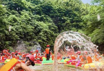 五指山红峡谷漂流一日游【三亚出发·纯玩丨漂流门票+往返接送】【人间仙境，大自然的天然氧吧，来一场惊险刺激的漂流体验吧！】