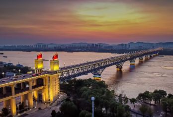 总统府+颐和路+玄武湖+鸡鸣寺+南京长江大桥 特种兵打卡北线【以上景点分布于南京城北，相对集中，各景点之间都是几公里的距离。南京颐和路，新晋的打卡胜地不容错过。】