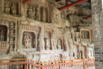 重庆出发：大足石刻和保定山（英文团队游）【享受从重庆市区出发的便捷接送服务，并可直接进入景区。 上午：欣赏保定山的叙事性岩刻。下午：瞻仰北山的人形观音像。 惊叹于卧佛和千手观音像，品味宋代艺术的**之作。】