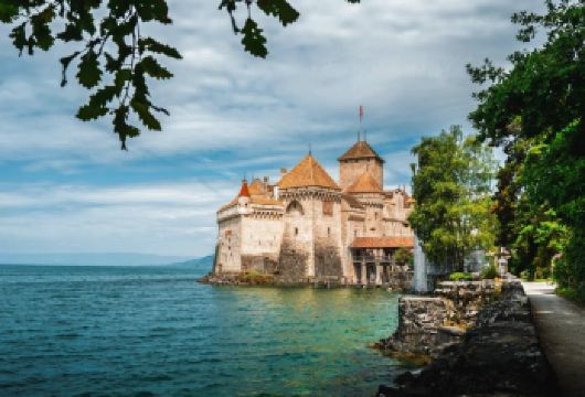 日内瓦湖环湖游：依云小镇+西庸城堡+拉沃葡萄园+洛桑小镇【中文司导，专车酒店接送，包车随心选择，行程可调整，深度游览。】