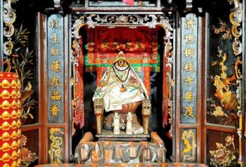 香港非遗文化深度一日游丨打小人中西区文物径城市秘境探秘之旅【莲花宫观音借库民俗传说；大坑火龙文化馆了解非遗舞火龙传承，打卡胜地怡和特色圆形天桥】