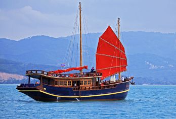 从苏梅岛出发，前往帕岸岛红男爵号享用早午餐的帆船之旅【探索隐秘海滩，畅游于清澈碧绿的海水中 在充满活力的珊瑚礁和热带海洋景点浮潜 享用船上提供的泰式早午餐自助餐。】