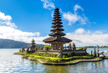 巴厘岛 Instagram 之旅（湖泊 + 瀑布 + 巴厘岛汉达拉门）【参观宁静的漂浮在湖上的乌伦达努布拉坦寺和风景如画的巴厘岛汉达拉门，探索巴厘岛的标志性地标。 惊叹于巴纽马拉双瀑布的壮丽景色，欣赏瓦纳吉里隐山的全景，享受双子湖的宁静魅力。 体验一整天的旅程，参观神圣的寺庙、清爽的瀑布和令人惊叹的高地观景点，留下难忘的回忆和照片。】