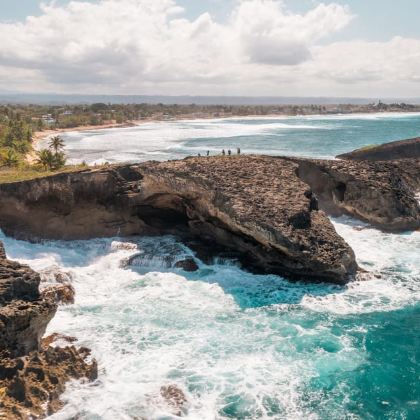 从圣胡安出发：全天洞穴和瀑布探险之旅