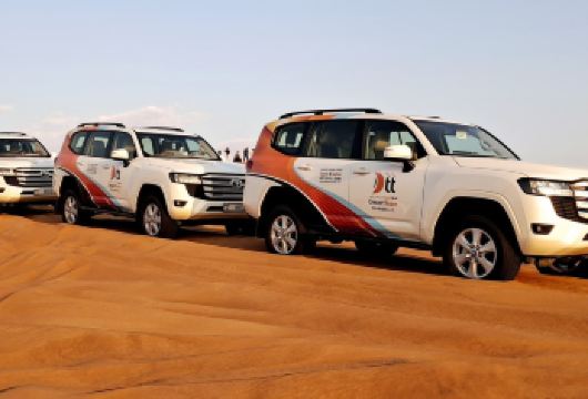 迪拜夜游沙漠探险之旅：含BBQ晚餐、冲沙及现场表演【接送服务 红沙漠冲沙体验 沙漠骆驼骑行、滑沙与日落摄影体验 烧烤自助晚餐（素食与非素食）配肚皮舞、转裙舞及火焰表演】