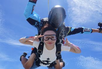 乐东莺歌海跳伞基地一日游【4000米海景跳伞+空中酷炫拍摄】【[刺激体验]高空自由落体，俯瞰震撼美景；】
