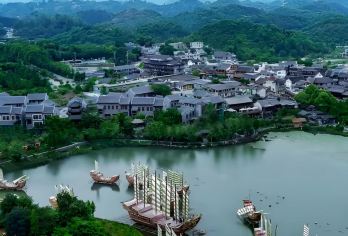 贵州贵阳包车10小时一天游/快速打卡青岩古镇+金海雪山自由行【古镇烟火映雪山，金海春色醉黔南。】