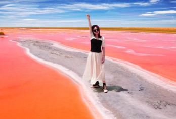 宁夏银川腾格里沙漠一日游【五湖穿越/航拍乌兰湖/沙漠冲浪】【飞鸟栖息地天鹅湖+地球之心乌兰湖+粉红之镜骆驼湖+沙漠草原海溜琪湖+沙漠风铃吉他湖深入沙漠腹地】