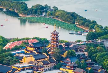 红山森林动物园+玄武湖+南京城墙+鸡鸣寺 私家团 金陵休闲游【套餐内可选择车型以及含讲解的包车游，主要讲解玄武湖＋鸡鸣寺，愿我们的服务给您带来美好的心情。】